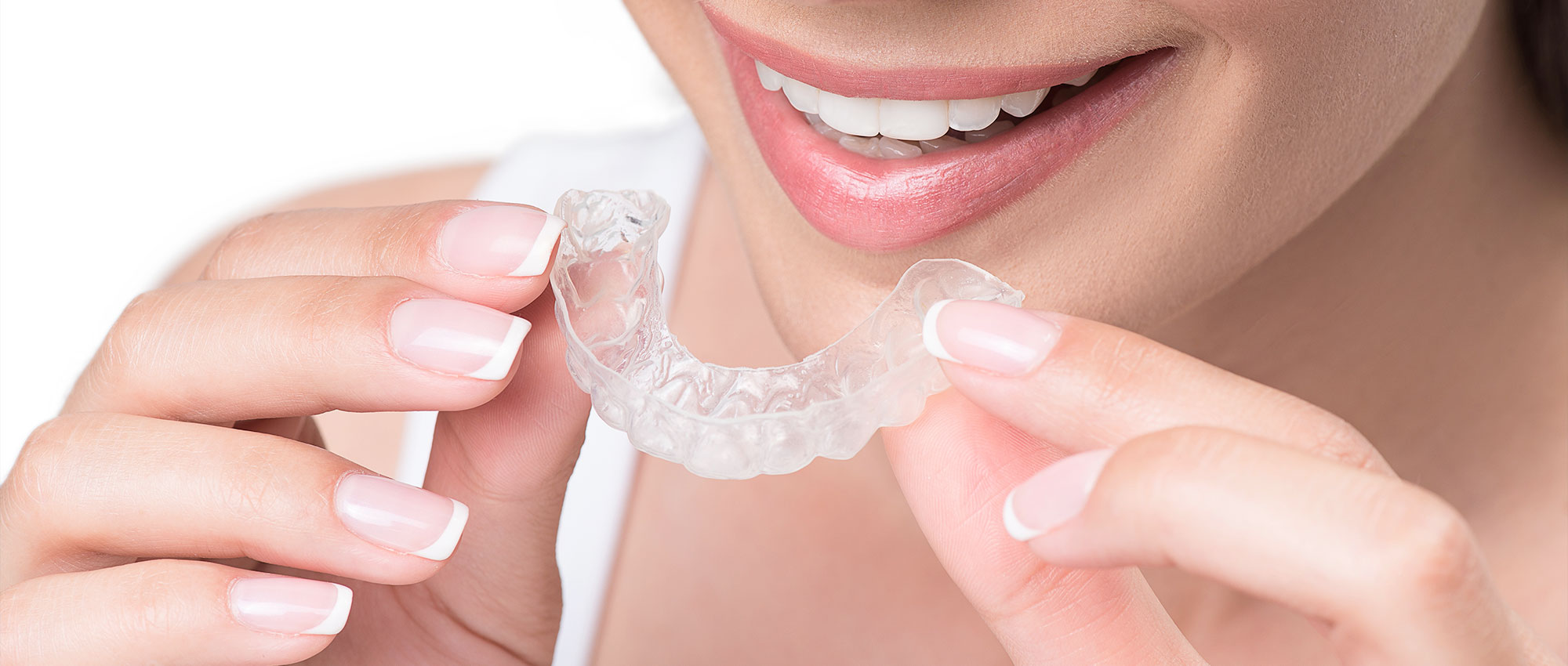 目立ちにくく、自由に取り外せるマウスピース型矯正装置